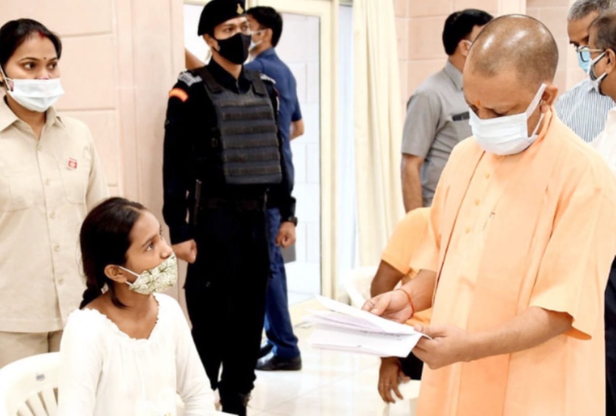 People came to meet CM Yogi in Janta darshan.