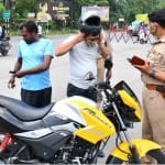 चेकिंग करती पुलिस