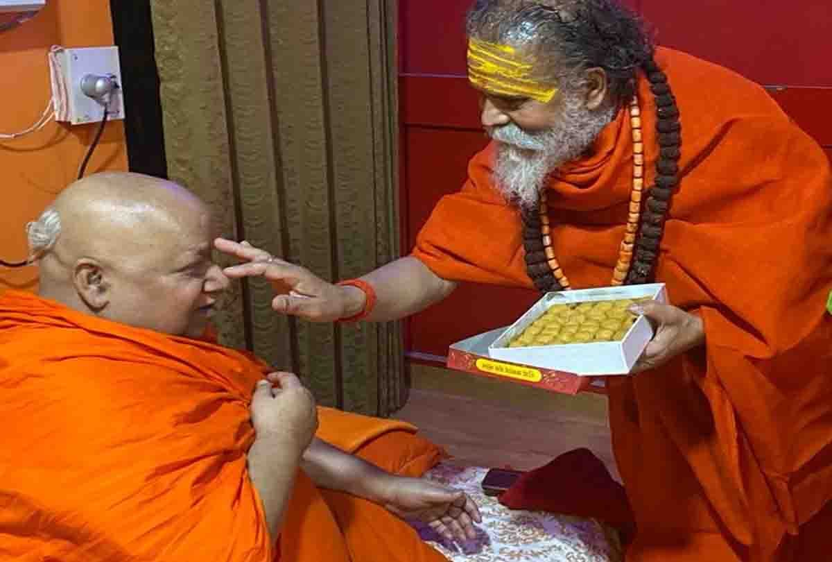Swami Rambhadracharya and Mahant Narendra Giri discuss population policy