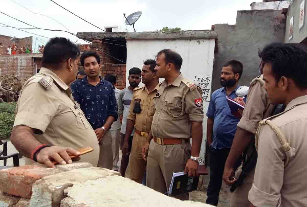 Dead body of murdered father found hanging in farrukhabad