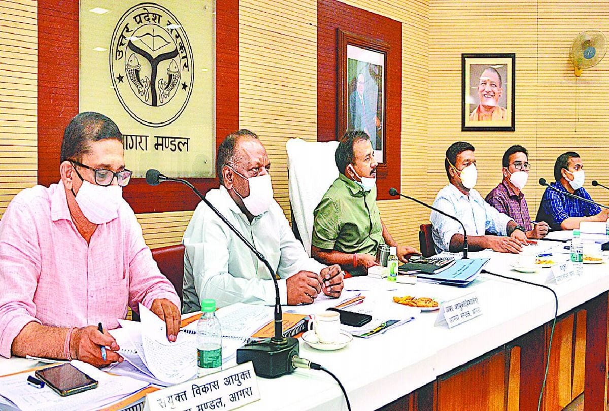 agra commissioner amit gupta meeting with divisional officers angry to agra dug roads