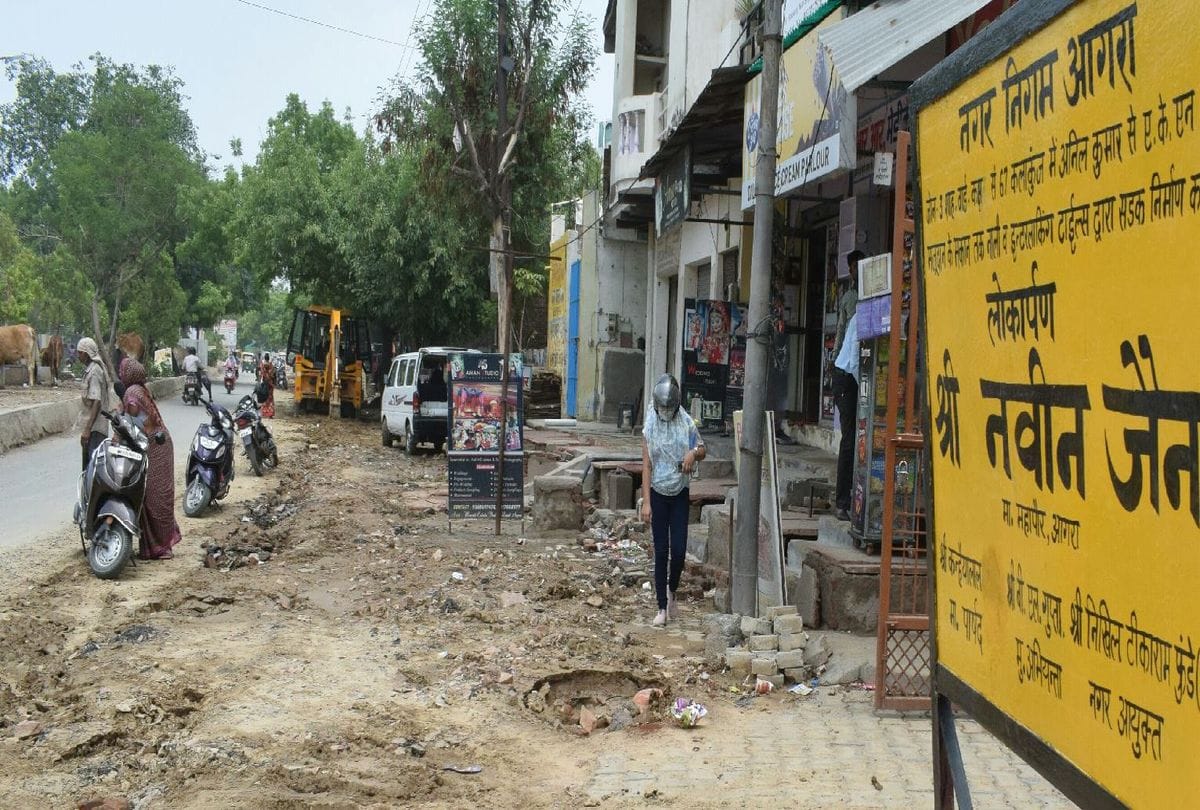 potholes on the road in agra