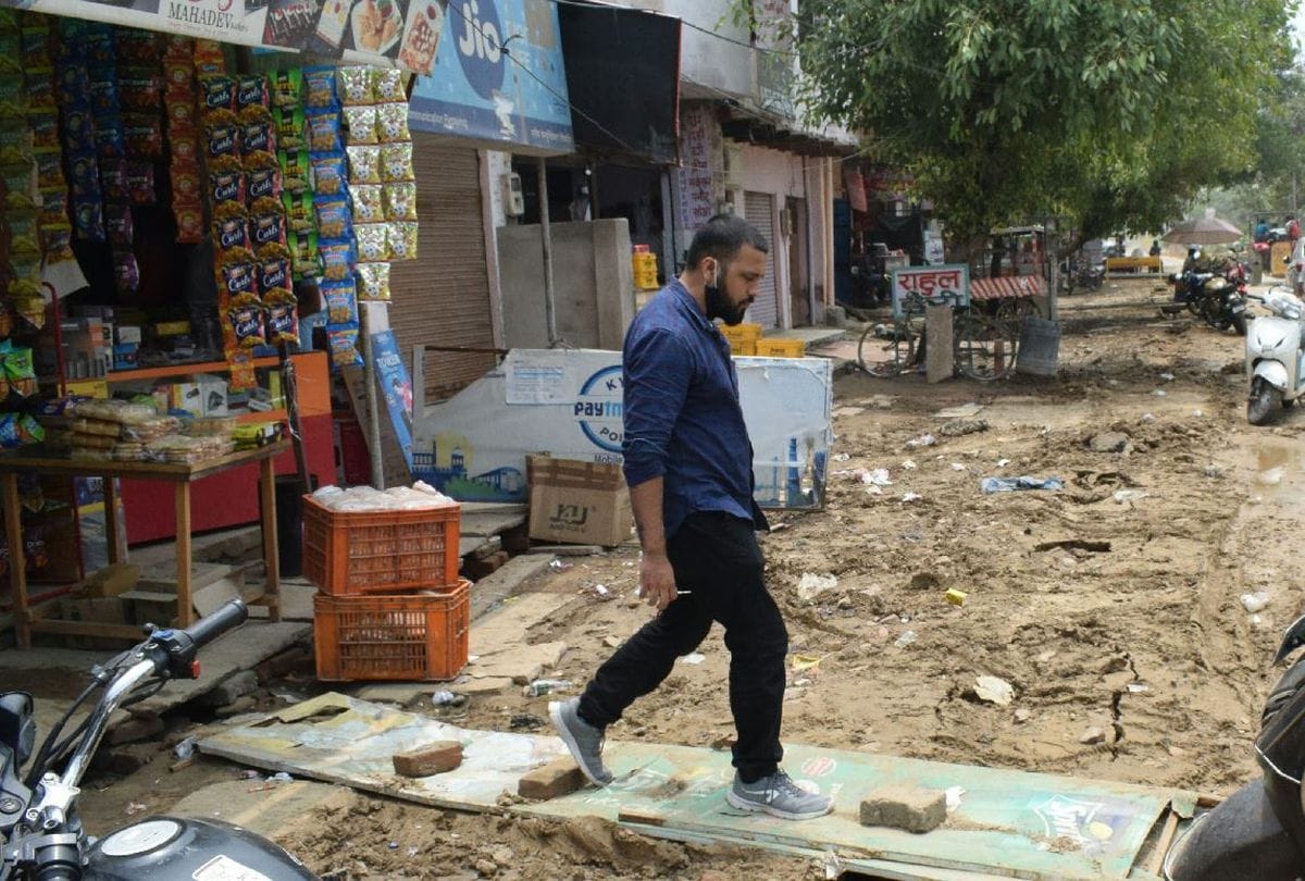 potholes on the road in agra