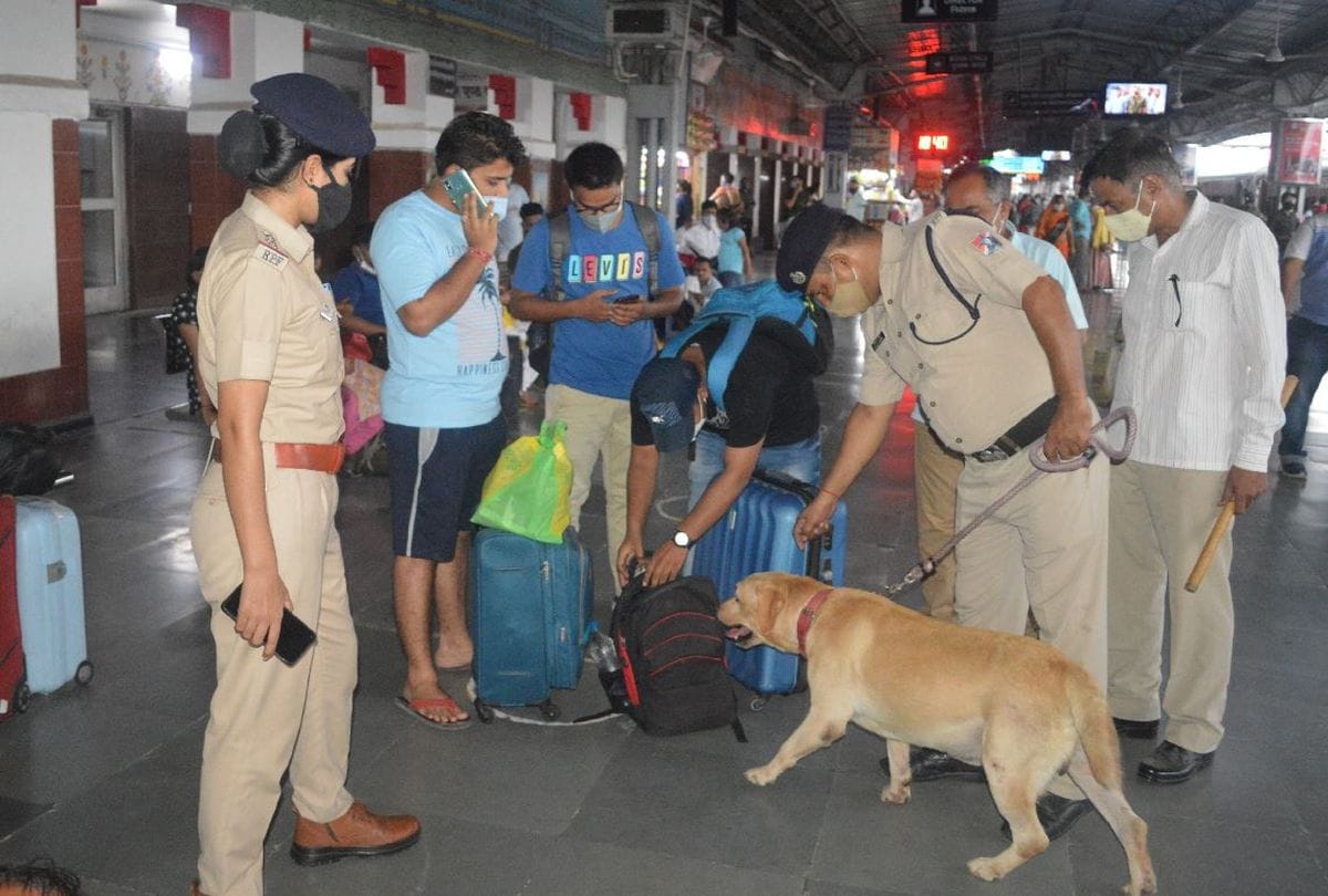 checking on agra cantt and fort railway station after ats arrests terrorists in lucknow