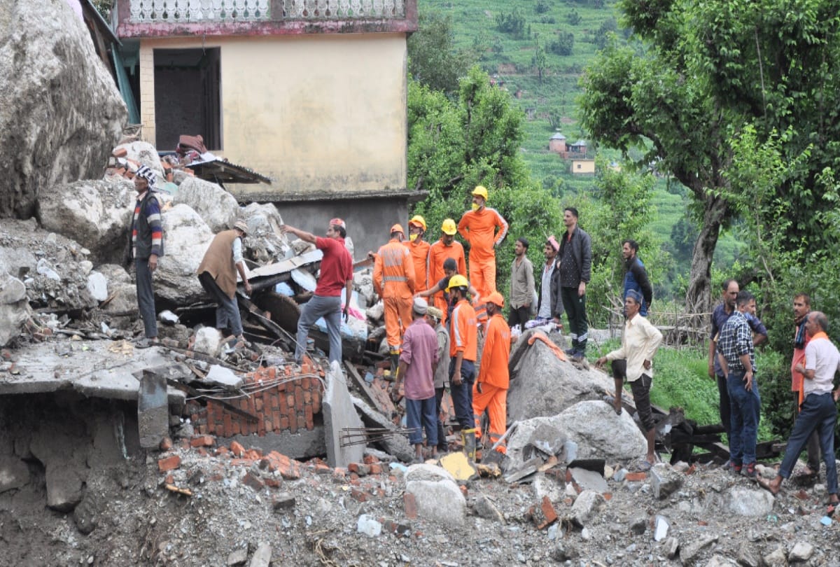 himachal weather today: Traffic stalled on 110 roads in Himachal, 211 drinking water schemes also affected, heavy rainfall alert for two days