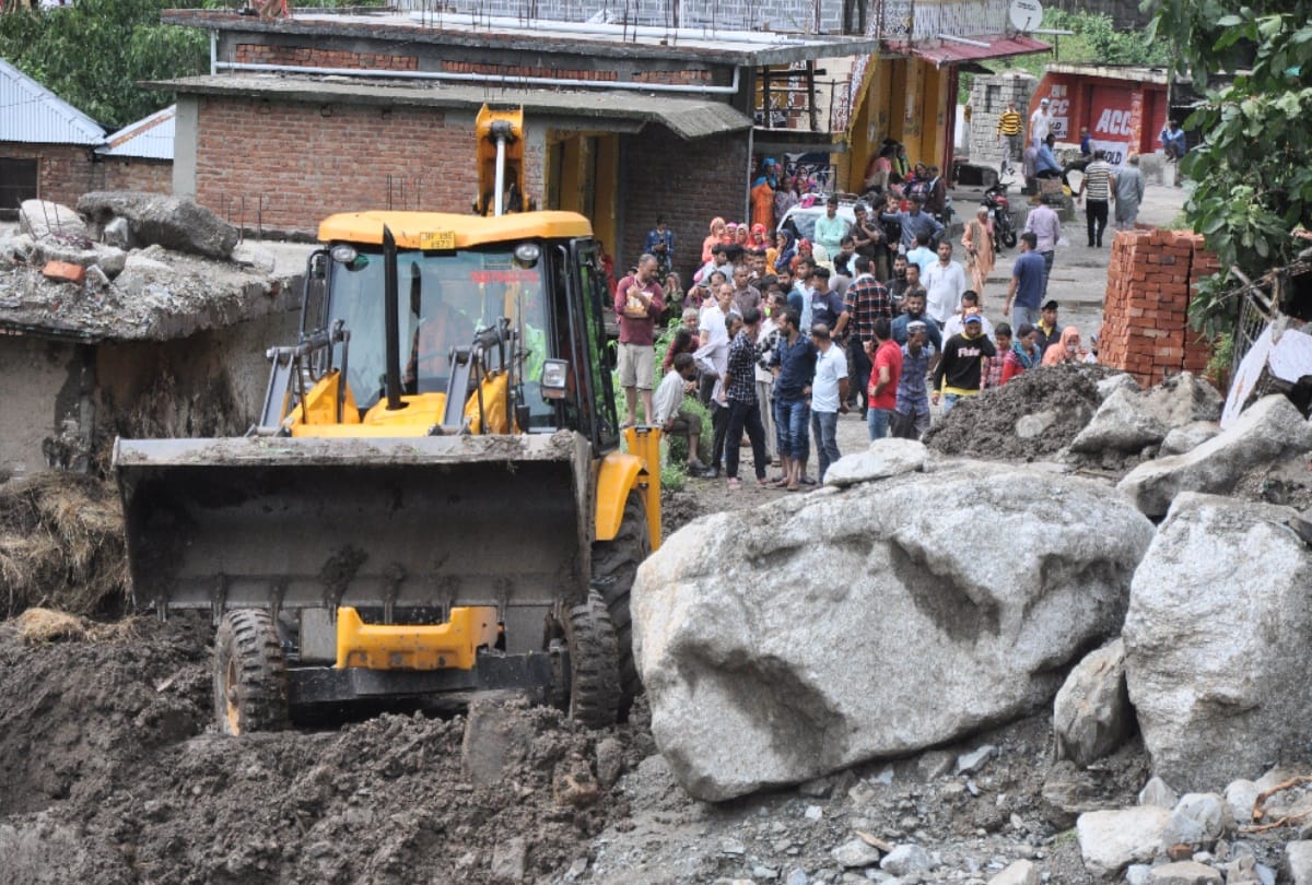 himachal weather today: Traffic stalled on 110 roads in Himachal, 211 drinking water schemes also affected, heavy rainfall alert for two days