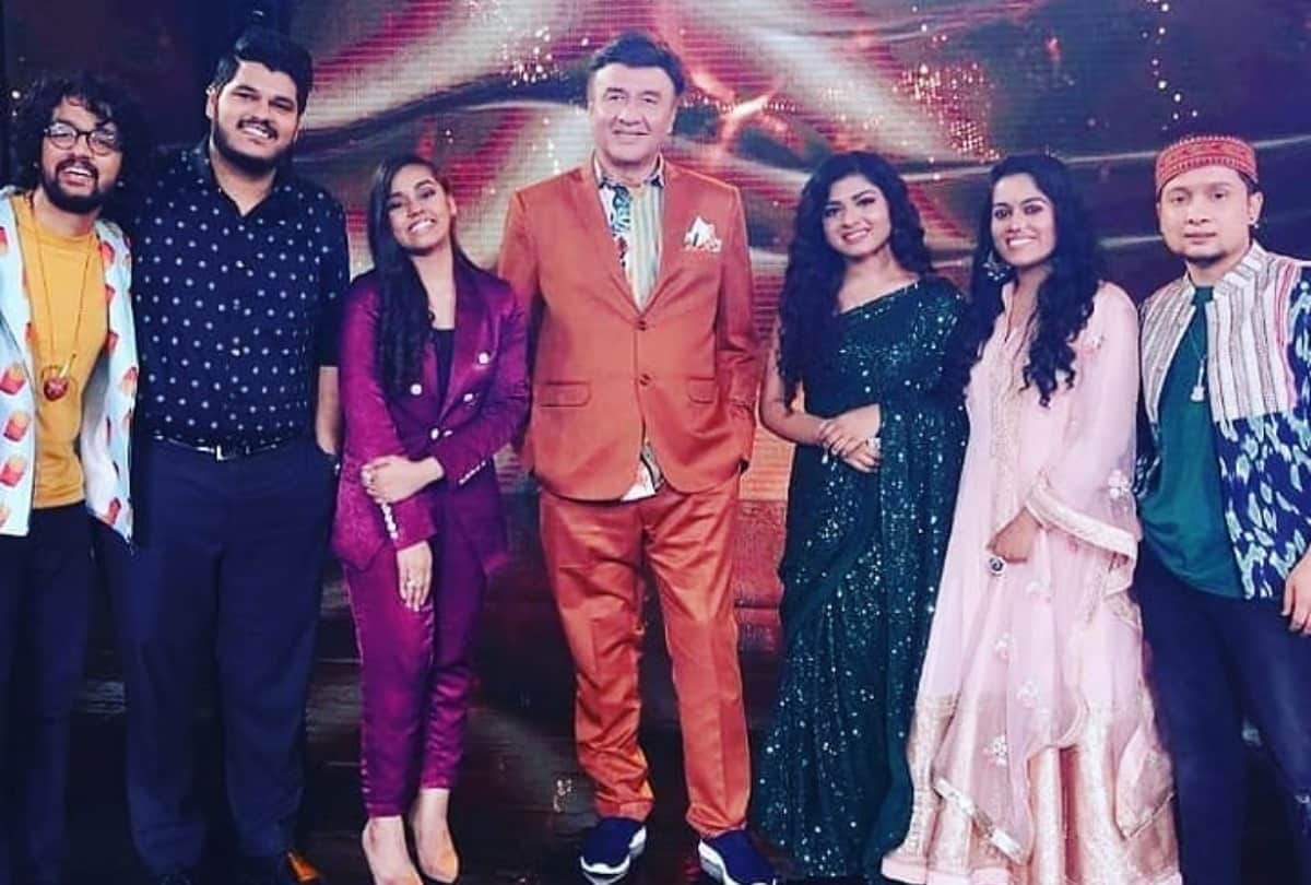 Indian idol 12 Dharmendra and Anita raj at set of singing reality show as special guest