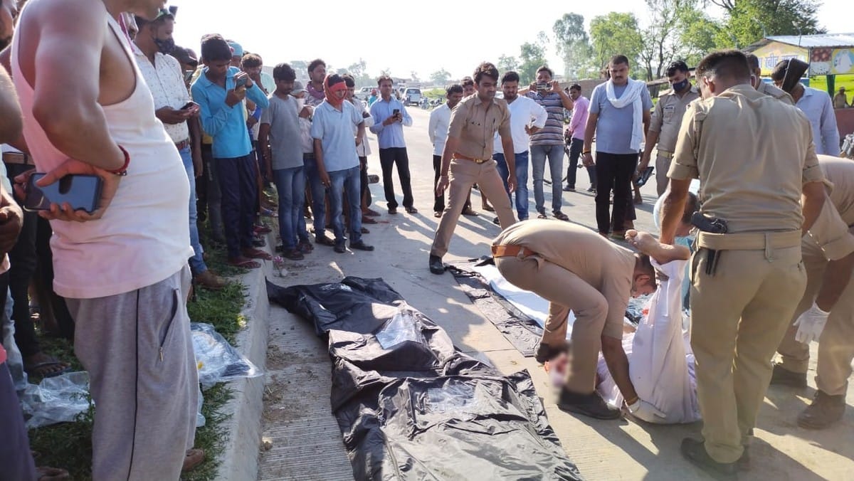 Road accident in jaunpur: five baratis died returned from barat by car collision with truck