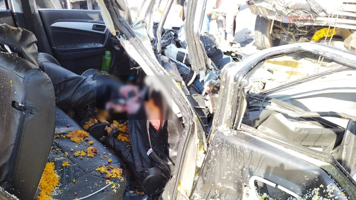 Road accident in jaunpur: five baratis died returned from barat by car collision with truck