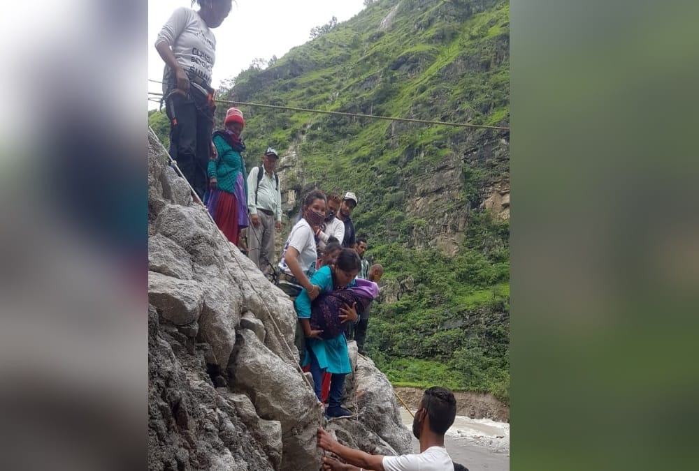 Uttarakhand Monsoon Rainfall News: People cross river in danger after Bridge Collapse in pithoragarh photos