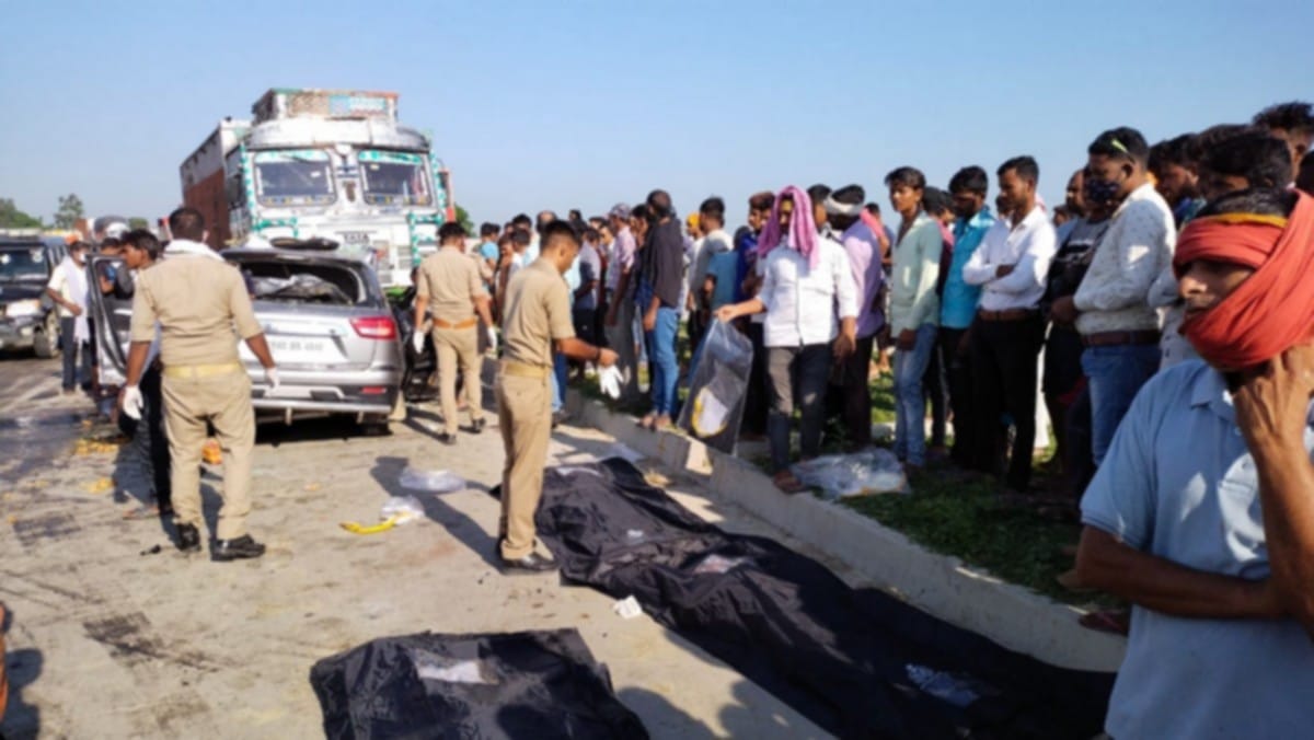 Road accident in jaunpur: five baratis died returned from barat by car collision with truck