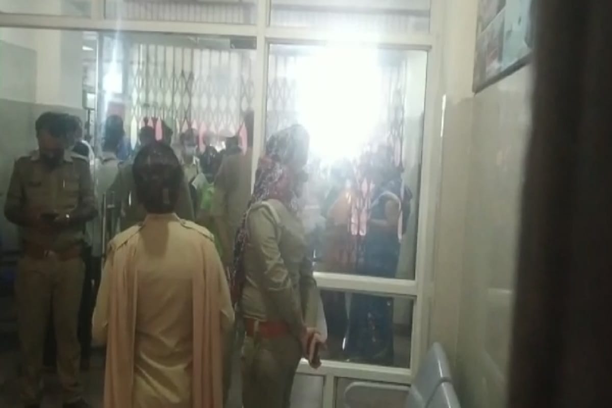 UP News: Uproar over not applying masks in Women's District Hospital, employees assaulted, vaccination also stopped