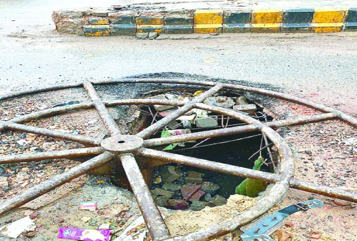 Scooty and horse fell in the pit on the road in Agra