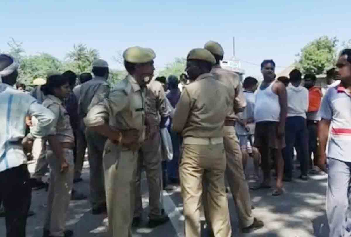 Mahoba: High speed truck crushed eight year old girl, angry family jammed the highway