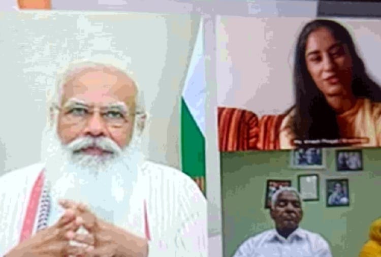 PM Narendra Modi talks to Vinesh Phogat through video conference