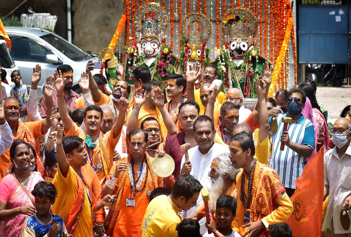 Lord Jagannath went to give darshan sitting on the chariot