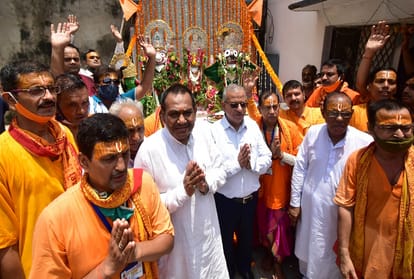 Lord Jagannath went to give darshan sitting on the chariot