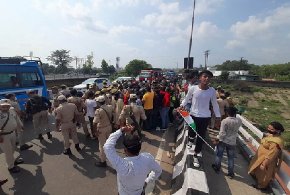 Jammu and Kashmir: Students once again on the road demanding mass promotion, jammed on Tawi bridge for hours
