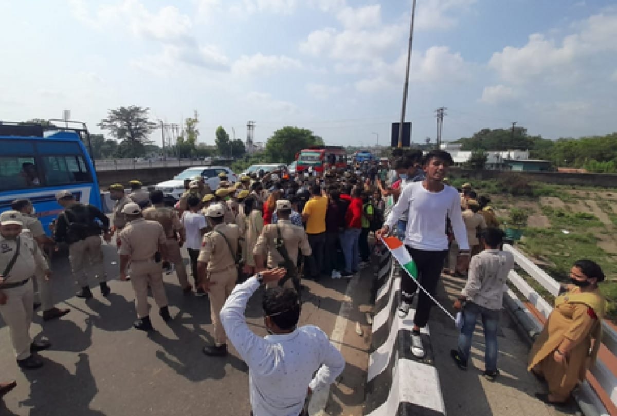 Jammu and Kashmir: Students once again on the road demanding mass promotion, jammed on Tawi bridge for hours
