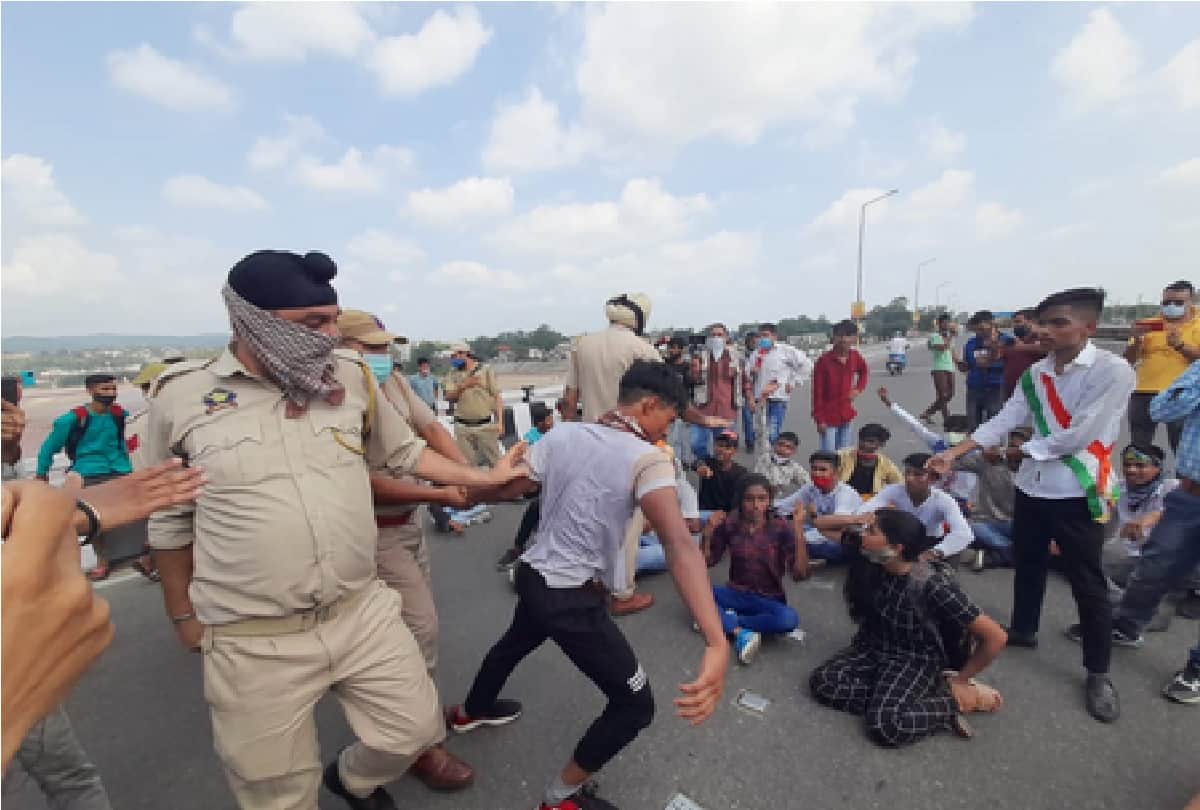 Jammu and Kashmir: Students once again on the road demanding mass promotion, jammed on Tawi bridge for hours
