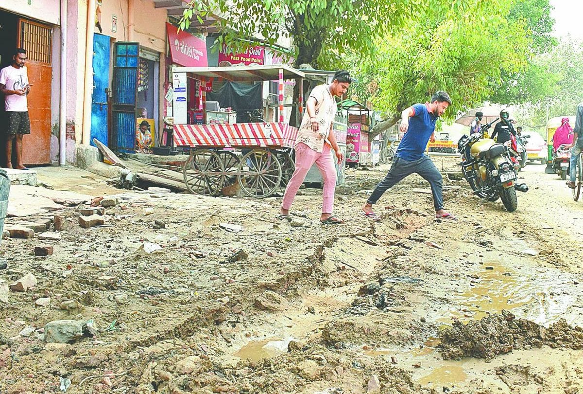 Scooty and horse fell in the pit on the road in Agra