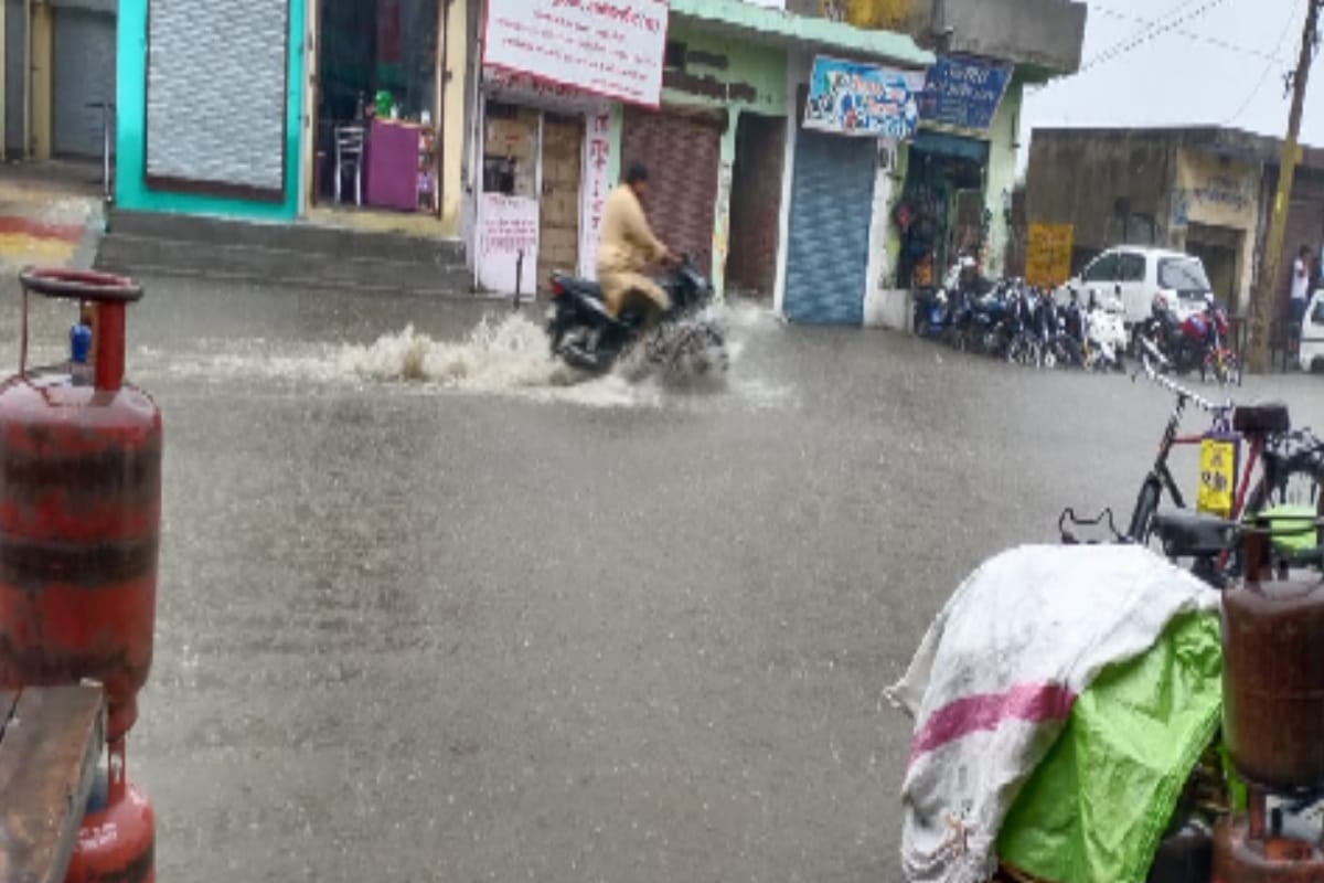 UP : Fine will be imposed for not keeping dustbin in shops, if garbage is thrown on the drain or road, the corporation will put it back in the shop