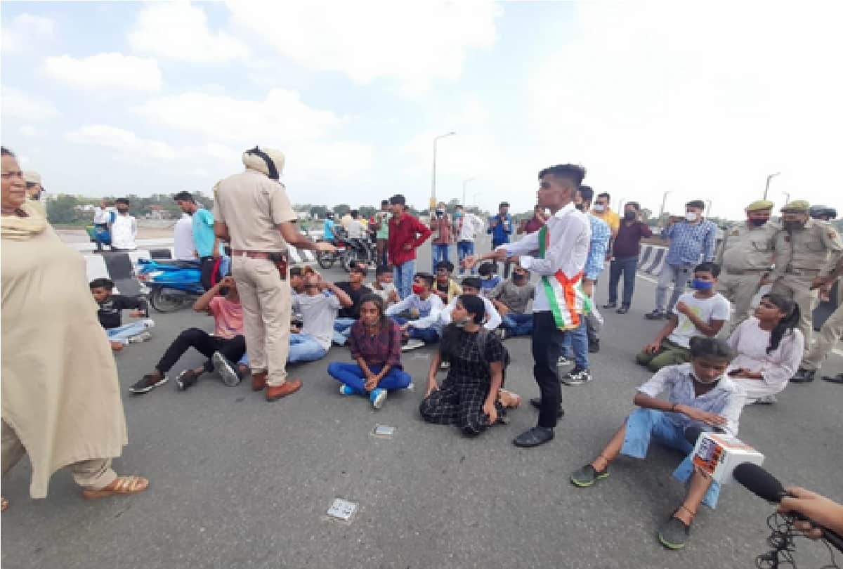 Jammu and Kashmir: Students once again on the road demanding mass promotion, jammed on Tawi bridge for hours
