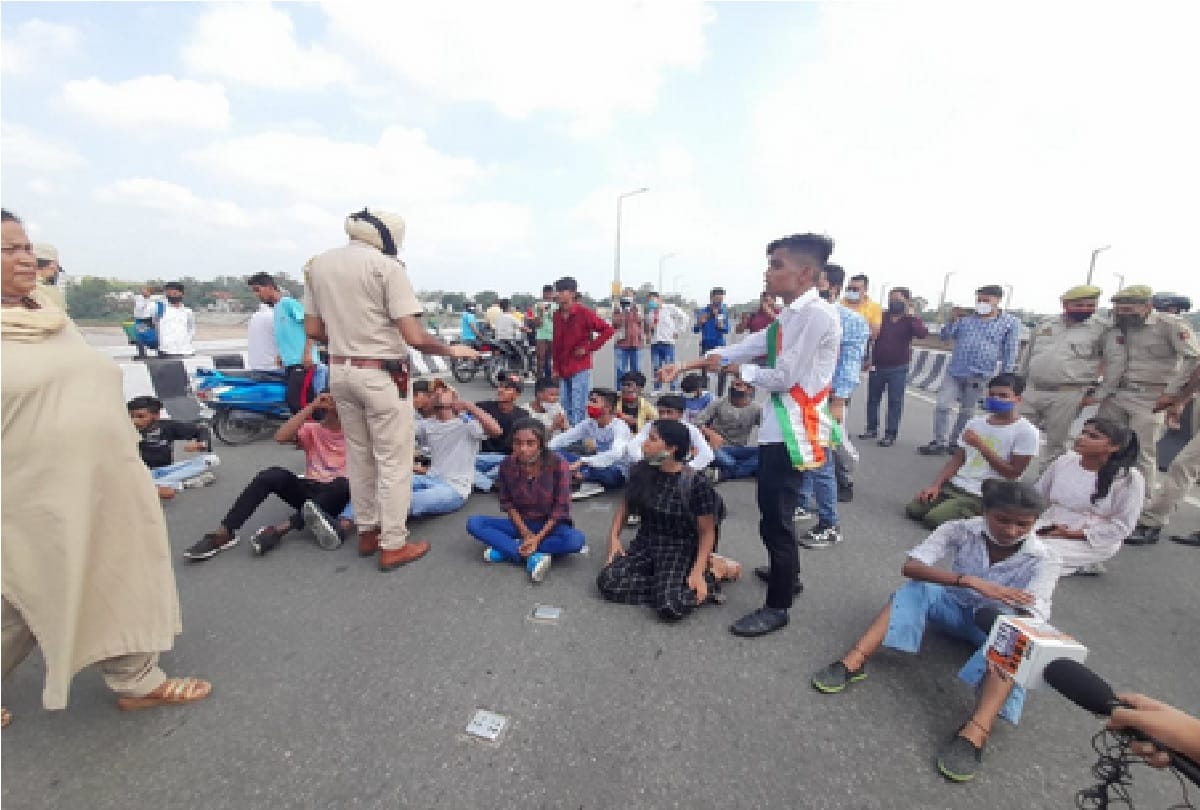 Jammu and Kashmir: Students once again on the road demanding mass promotion, jammed on Tawi bridge for hours