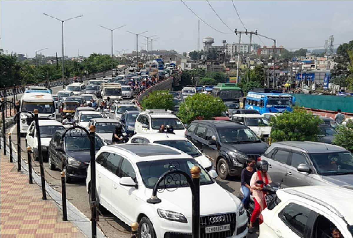 Jammu and Kashmir: Students once again on the road demanding mass promotion, jammed on Tawi bridge for hours