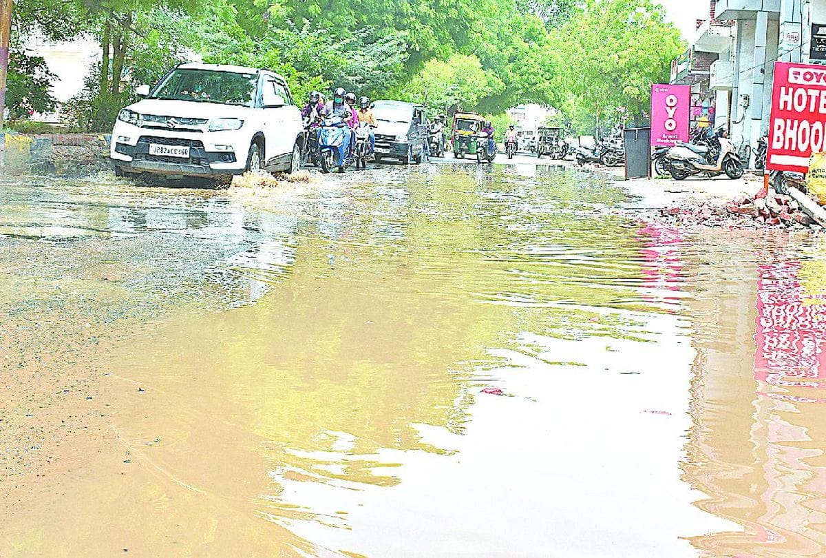 potholes on the road in agra