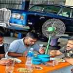 दोस्तों के साथ धोनी