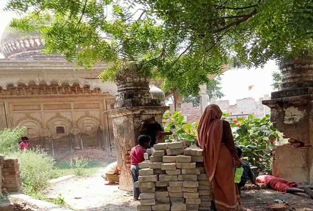 new currency notes coming out of ancient shiva temple well