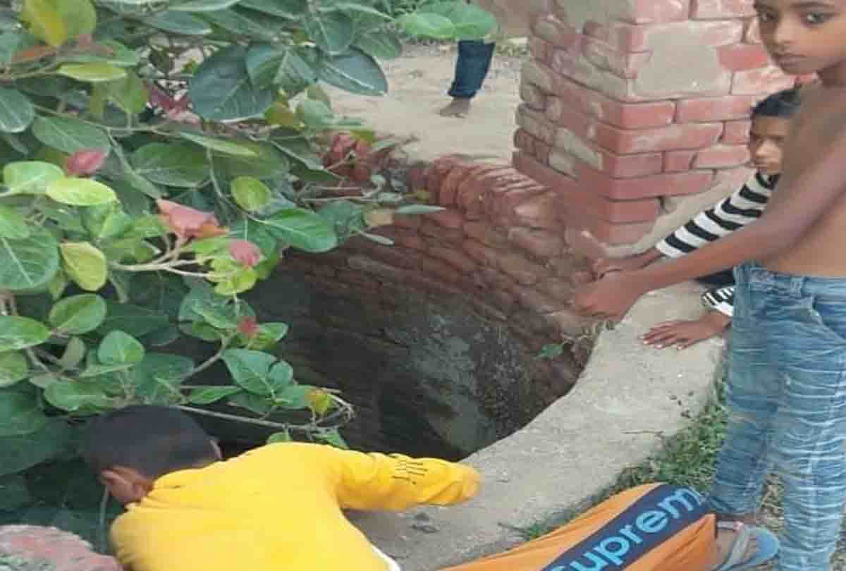 new currency notes coming out of ancient shiva temple well