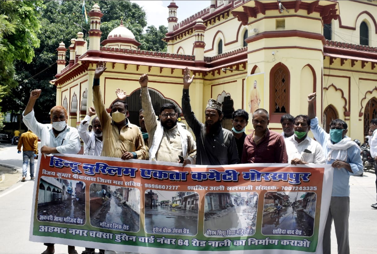 mayor stopped car during protest in Gorakhpur