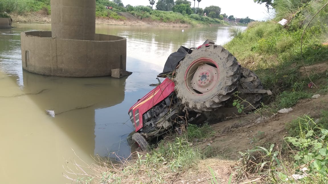 Lost life due to showing stunts youth came under wheel while trying to climb on running tractor in ghazipur