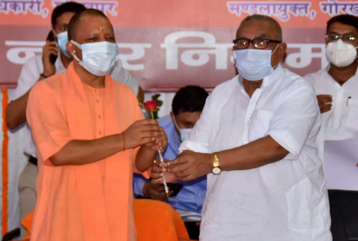CM Yogi Adityanath happy in inauguration and foundation laying program in Gorakhpur