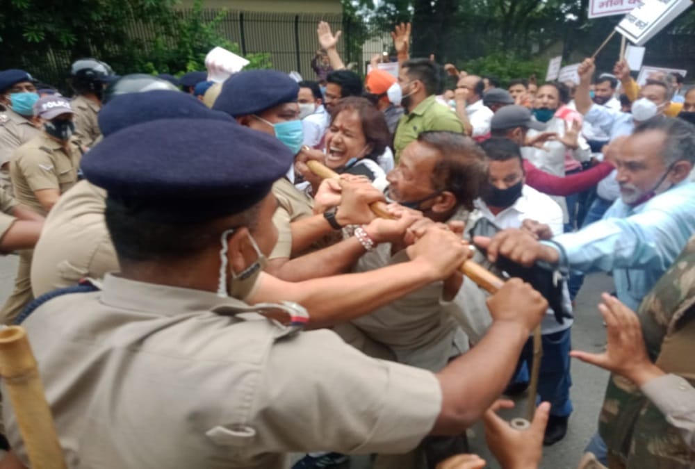 Dehradun News: State Agitators protest and Governor house march photos