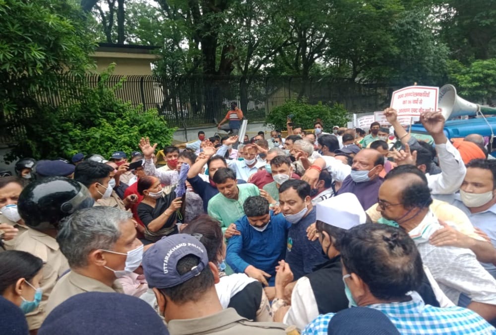 Dehradun News: State Agitators protest and Governor house march photos