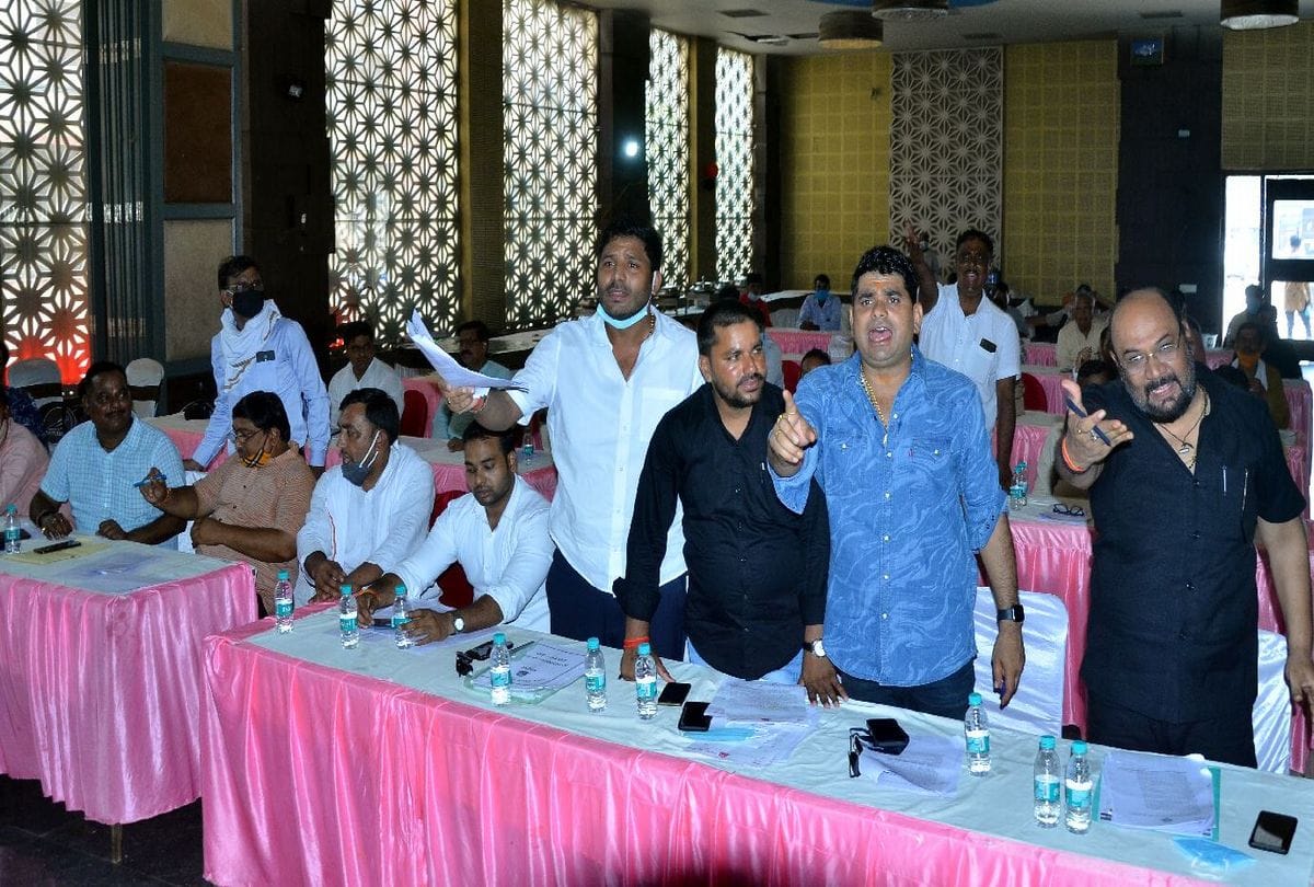 mathura vrindavan municipal corporation meeting 50 feet high tricolor at holi gate