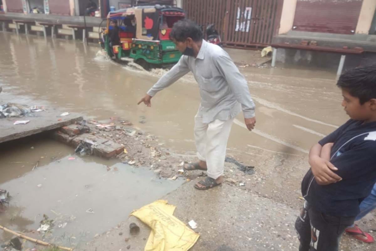 dead body of three years old son found floating in a drain in Meerut was missing from four days