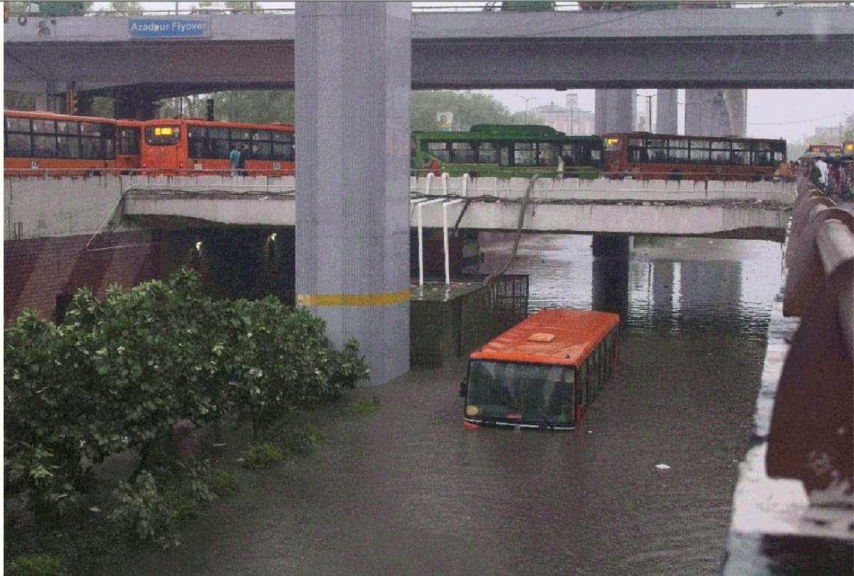 Heavy rain in Delhi for second day in monsoon bus submerged in underpass kejriwal government claims exposed