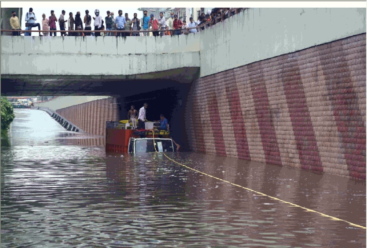 Heavy rain in Delhi for second day in monsoon bus submerged in underpass kejriwal government claims exposed