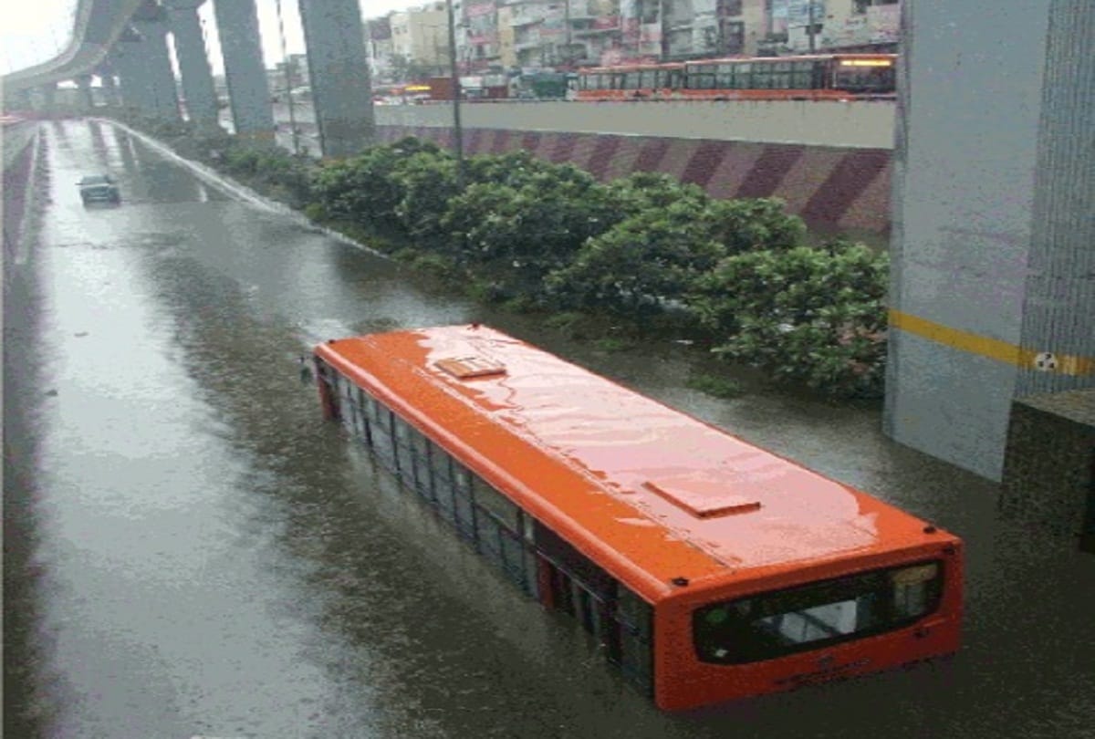 Heavy rain in Delhi for second day in monsoon bus submerged in underpass kejriwal government claims exposed