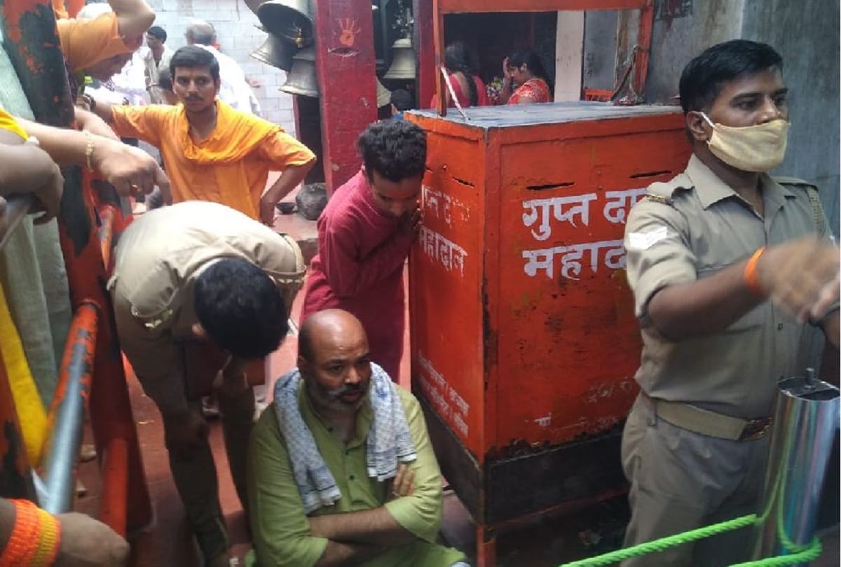 Vindhyachal Temple tirth purhot angry over new arrangement made for darshan worship protest on  very first day of trial