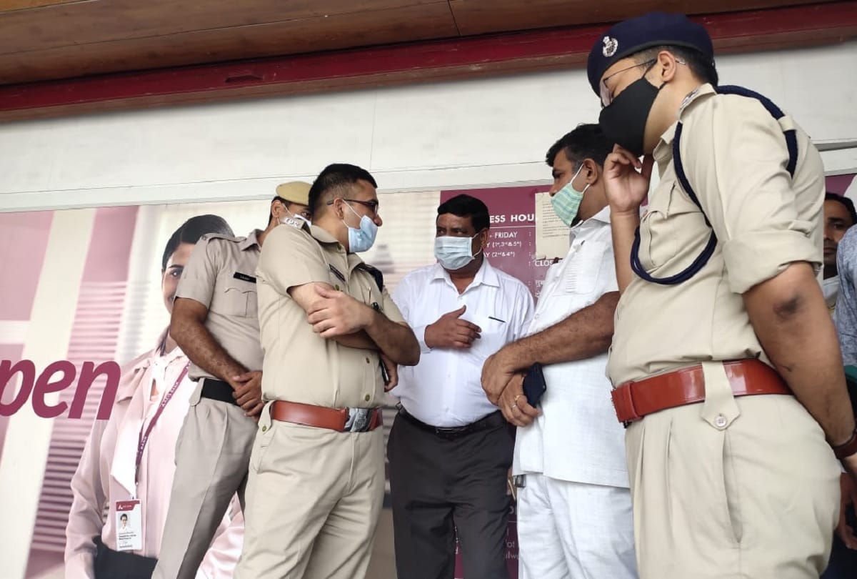 Robbery in Axis bank Palwal branch worth approx 50 lakh rupees