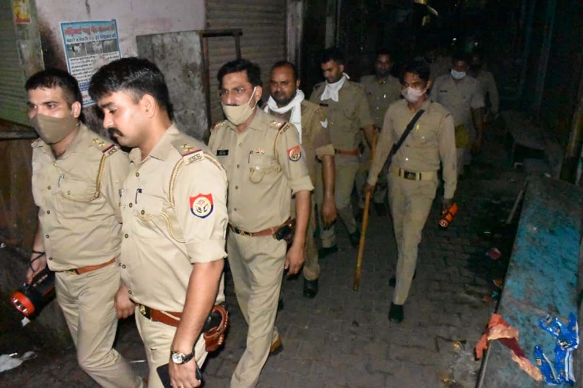 Police raided midnight in search of four junks who cut stolen vehicles in sotiganj Meerut
