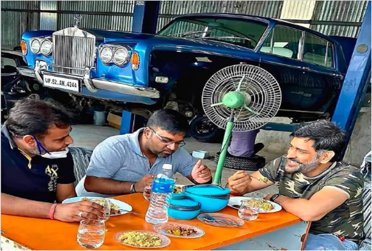 MS Dhoni Spotted Enjoying Food With Old Friends, the luxury car in the background 