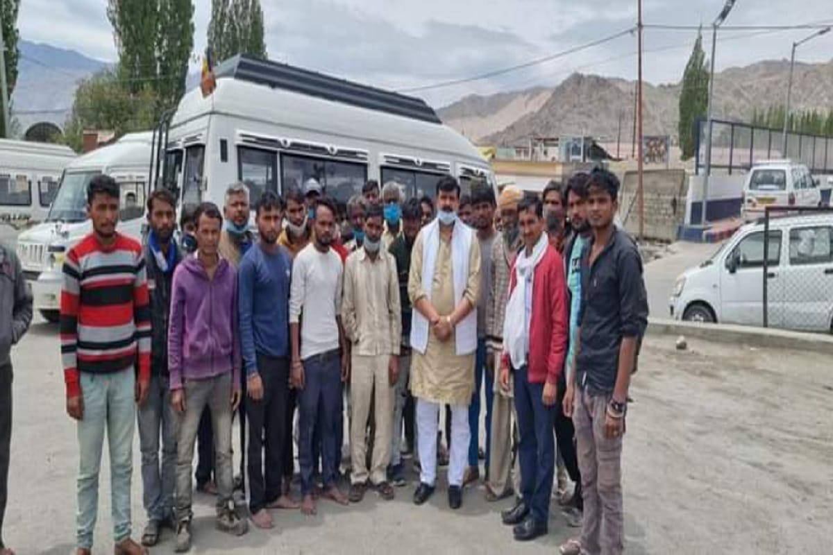 BJP leader Aishwarya Chaudhary from Bijnor has reached Kargil to pick up the laborers and shared the photo