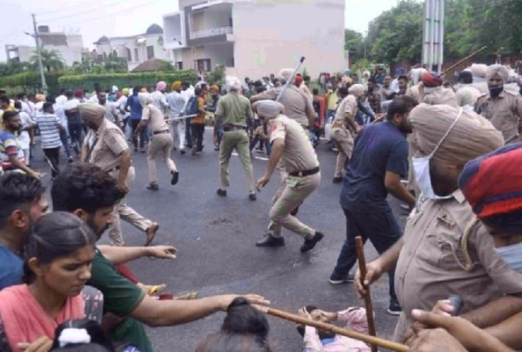 Police lathicharged ETT pass teachers in Patiala