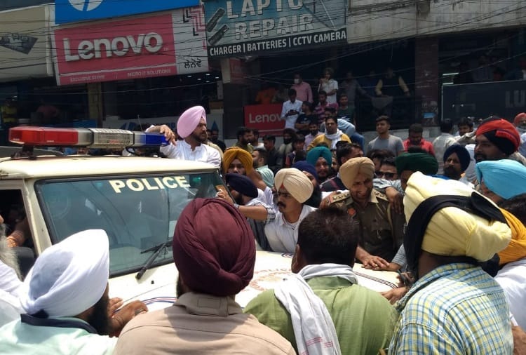 Akali Leaders protest for arrest of MLA Simarjit Bains in Ludhiana